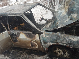 Прохожий спас из горящего авто мужчину, реанимировал его и отвез в больницу