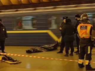 Пассажир, упавший на рельсы в петербургском метро, погиб