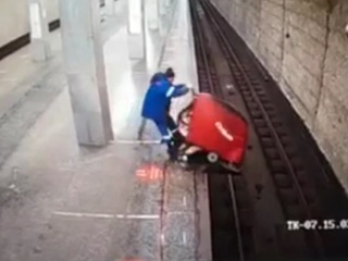 Работник метро упал с платформы во время уборки станции