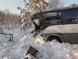 Ехавший в Красноярск автобус столкнулся с грузовиком, есть пострадавшие