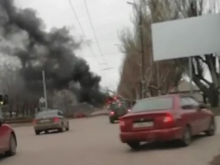 Загоревшийся автобус с пассажирами в Таганроге попал на видео