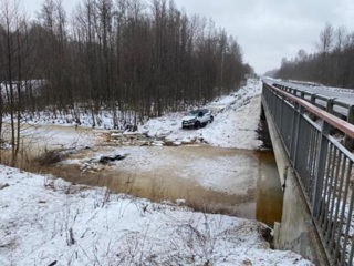 Петербурженки утонули в машине, упавшей в реку под Псковом