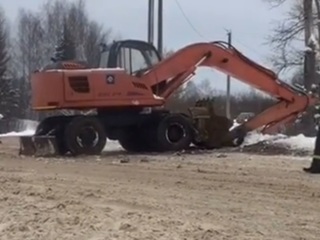 Экскаватор упал с грузовика на девушку в Нижегородской области
