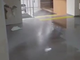 В ЯНАО холл городской больницы затопило кипятком