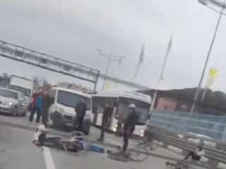 Группа велосипедисток пострадала в ДТП на трассе в Сочи