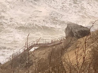 На мысе Фиолент в Крыму крупный обвал уничтожил лестницу на пляж