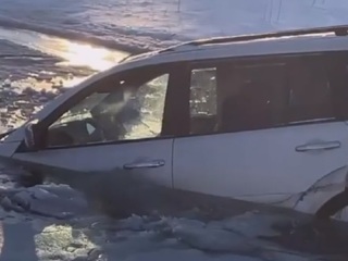 Испытание не прошел: в Липецке внедорожник провалился под лед