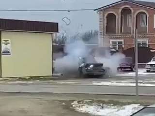 Полиция разбирается с подрывом машины в станице на Кубани. Видео