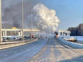 На Киевском шоссе под Москвой вспыхнул бензовоз, движение перекрыто