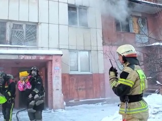 В Магнитогорске пожарные эвакуировали 45 человек из горящего дома