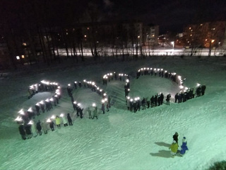 Челябинские школьники сделали живую открытку из фонариков
