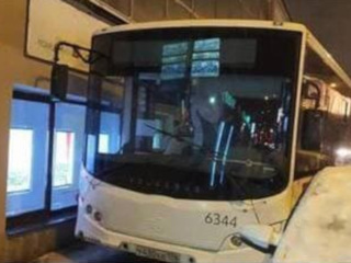 Автобус врезался в здание театра во время спектакля в Петербурге