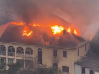 Сильный пожар вспыхнул в центре Сочи