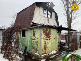 Компания молодых людей чуть не сгорела в доме в Смоленской области