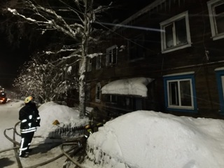 Два человека погибли при пожаре в многоквартирном доме в Архангельске