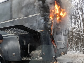 Пассажирский автобус вспыхнул на трассе в Ленобласти