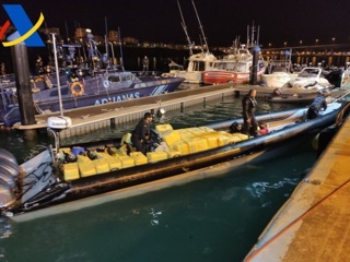 Испанские таможенники перехватили лодку с пятью тоннами марихуаны