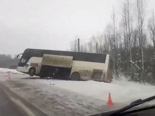 Экскурсионный автобус с пассажирами съехал в кювет под Псковом
