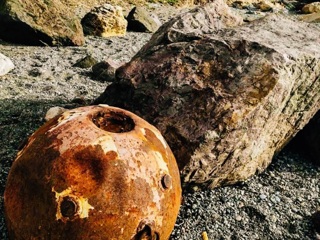 Морскую мину выбросило на пляж в Севастополе