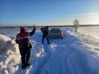 В Татарстане автомобиль застрял в заснеженном поле