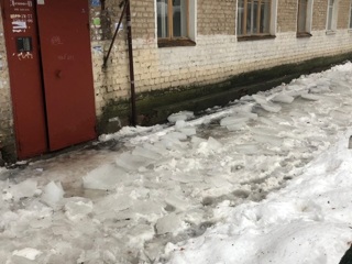 Воронежцы жалуются на упавшие с крыши ледяные глыбы