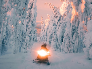 Двух мужчин на снегоходе, заблудившихся в лесу Башкирии, нашли