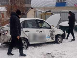 В Челябинской области таксист протаранил автобус