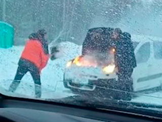В Орле снегом потушили горящий автомобиль