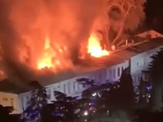 В Ялте из-за крупного пожара в жилом доме эвакуировали 27 человек