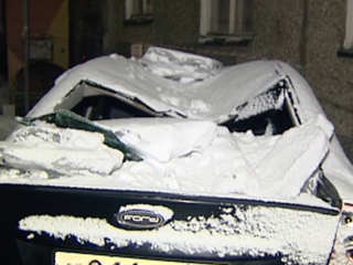 В Мурманске на машину упала глыба льда