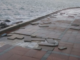 Шторм выбил плитку в центре Севастополя