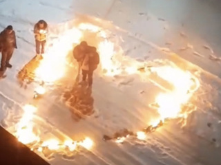 Молодой отец устроил огненное шоу под окнами роддома