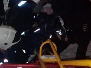 В Казани спасатели вызволили ребенка, застрявшего ногой в качелях
