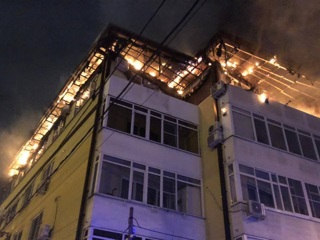 Огонь охватил крышу сочинской пятиэтажки