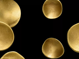 Археолог-любитель нашёл клад древних золотых монет в виде чаш