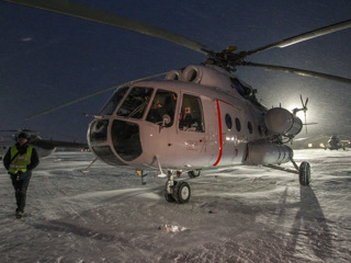 Вертолет с людьми на борту совершил жесткую посадку в снег в НАО