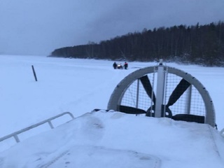 Череповчанин застрял посреди реки на снегоходе