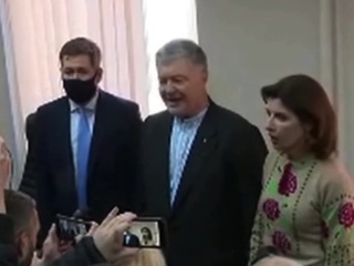 Порошенко ушел из здания ГБР Украины, не дождавшись допроса