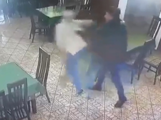 Депутата, толкнувшего официантку в кубанском кафе, исключат из совета