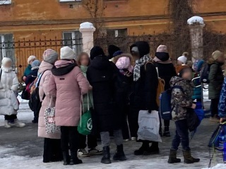 Занятия отменены: все школы Челябинска массово эвакуировали