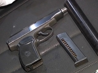 У пассажира легковушки на востоке Москвы нашли пистолет с глушителем
