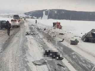 Машину разорвало на части: появилось видео страшного ДТП в Татарстане