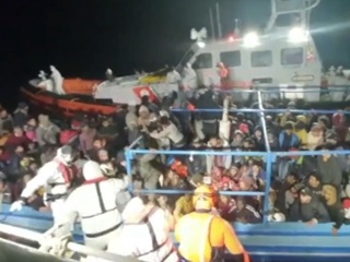 Итальянцы спасли 305 мигрантов с 15-метрового катера