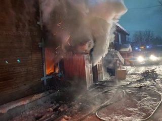 Двое пожарных не смогли выбраться из горящего дома в Иркутской области