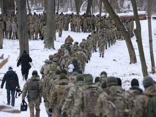 Глава ДНР: 120 тысяч украинских солдат скопились в 100 километрах от границы РФ