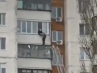 В Белгороде пожарные спасли школьницу с козырька балкона 11 этажа