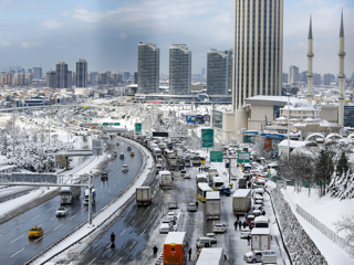 Снег сковал Афины и Стамбул: в аэропорту застрял Жерар Депардье