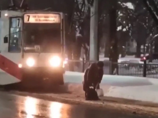 В Саратове пенсионерка перекрыла дорогу трамваю