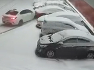 В Сочи ищут водителя, протаранившего три автомобиля на стоянке магазина
