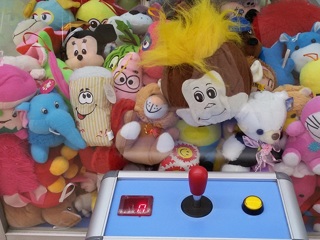 Новосибирцы украли мягкие игрушки из игрового автомата